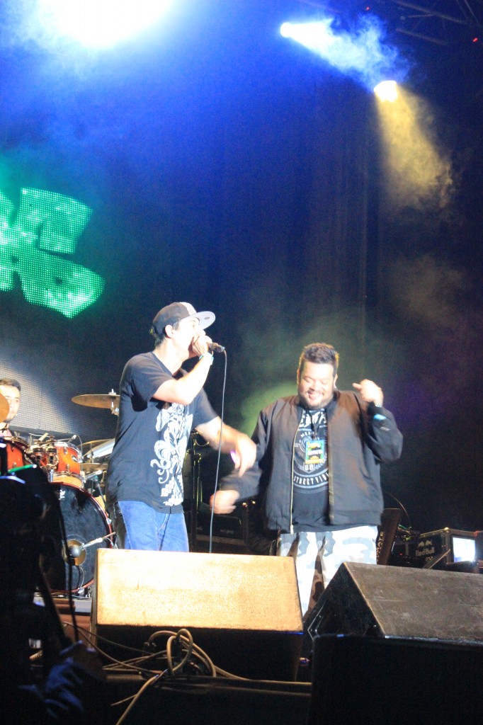 Los Tetas invitan un amigo para cantar