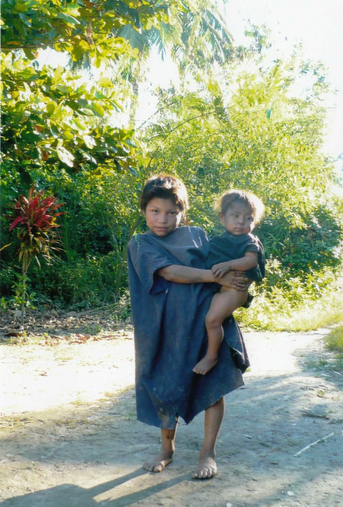 Un-niño-alzado-a-otro-niño-Comunidad-Nativa-de-Parijaro-Cutivereni-Río-Ene