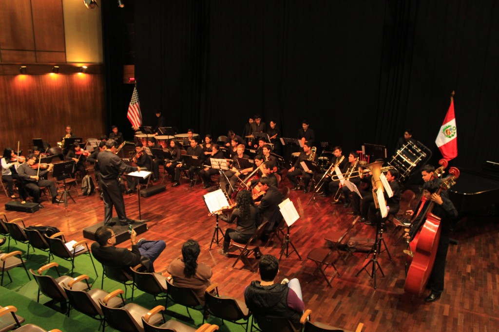 Maestro Tarazona dirigiendo O Juvenil