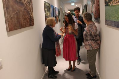 Ximena Heraud explicando su obra en Frankfurt, Alemania en 2018.