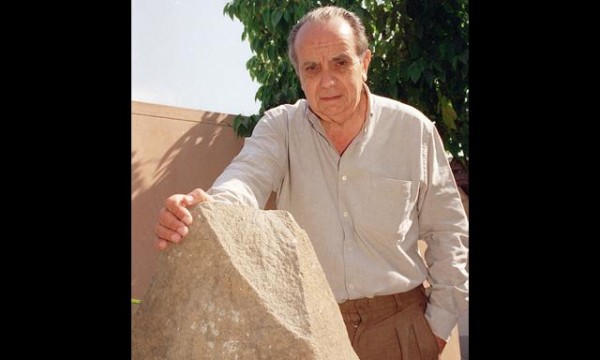 Pablo Macera dona sus libros a la Biblioteca Nacional.