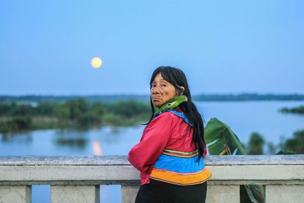 [Fotografía Finalista] Indígena Shipiba en luna llena – Enrique Pezo Gómez